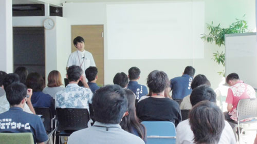 全体会議や研修で発表を任されることも。